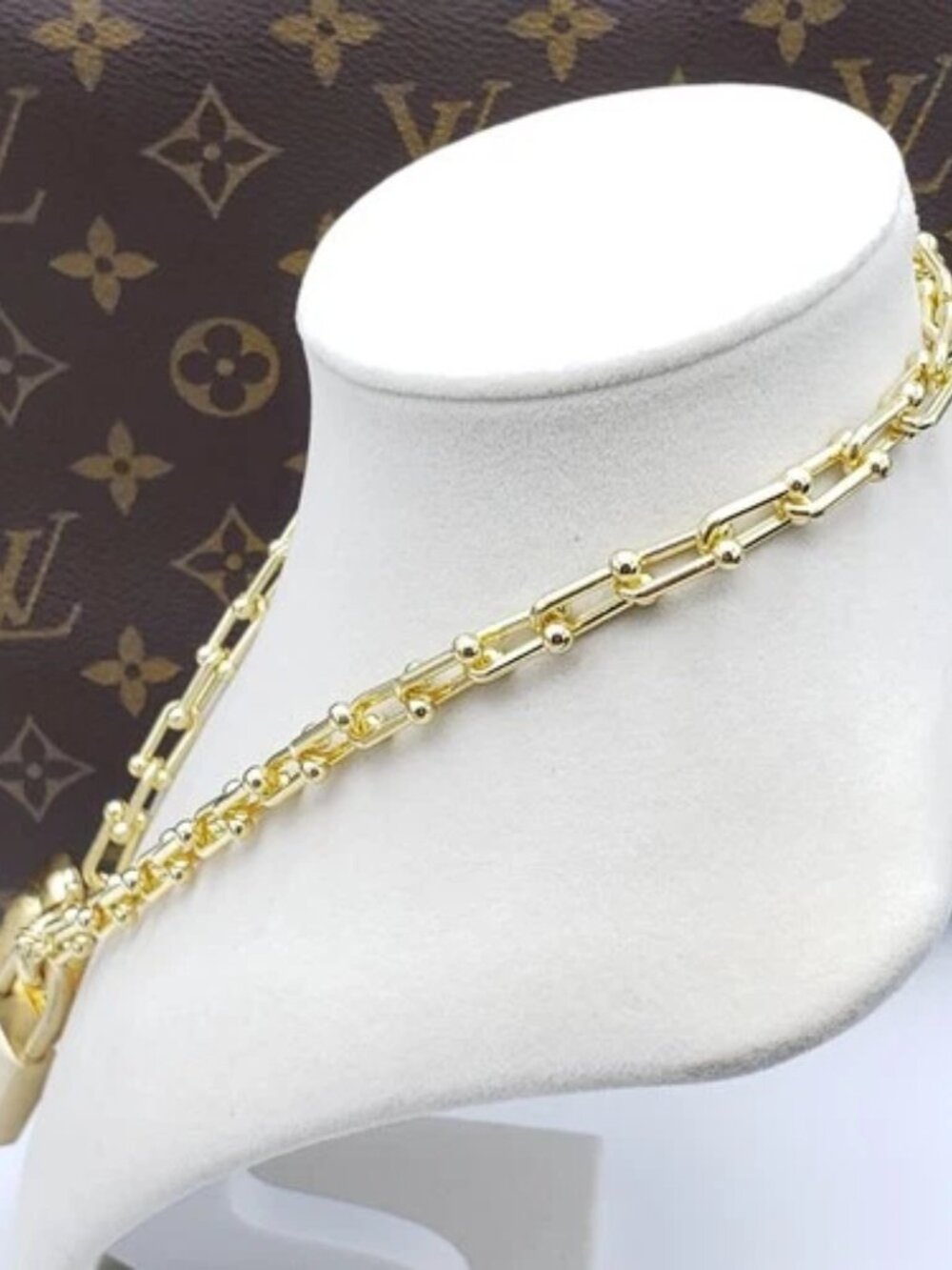 Gold-Plated Necklace with Authentic Louis Vuitton Padlock - Picture 4 of 9